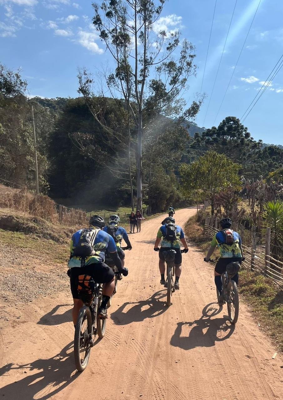 Ciclistas na estrada de terra no Caminho da Fé